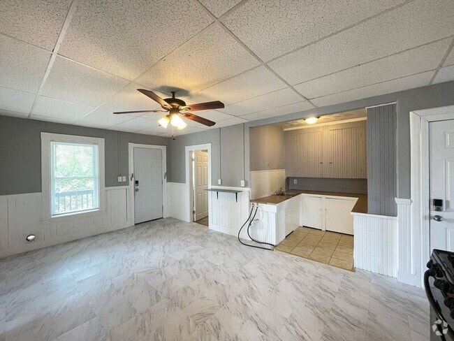 Building Photo - 551 Somerville St Unit 3rd Floor Rental
