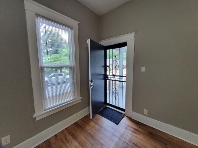 Photo - 925 S Cox St