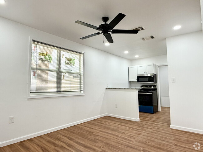 Building Photo - Unbeatable Location: Modern Living Steps f... Unit Rear Rental