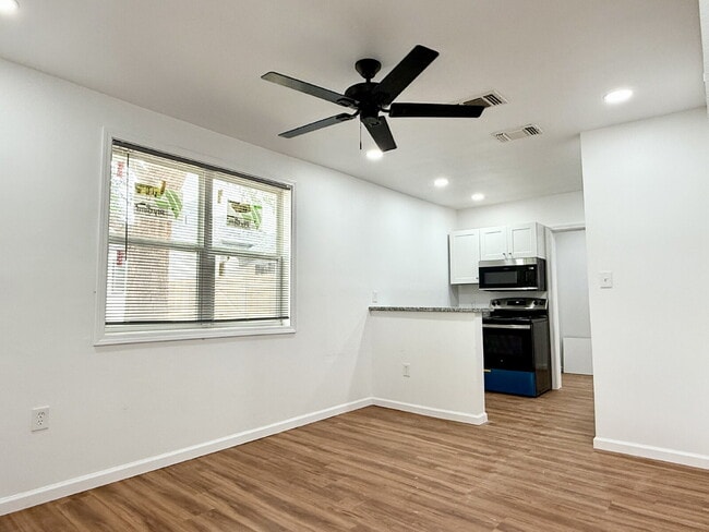 Unbeatable Location: Modern Living Steps f... - Unbeatable Location: Modern Living Steps f... Apartment Unit Rear