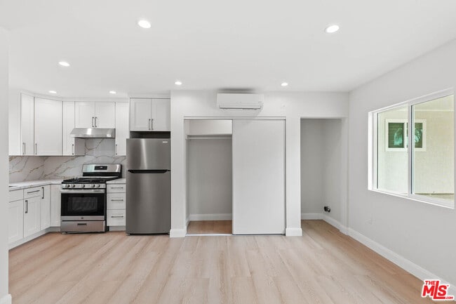 6930 Babcock Ave
