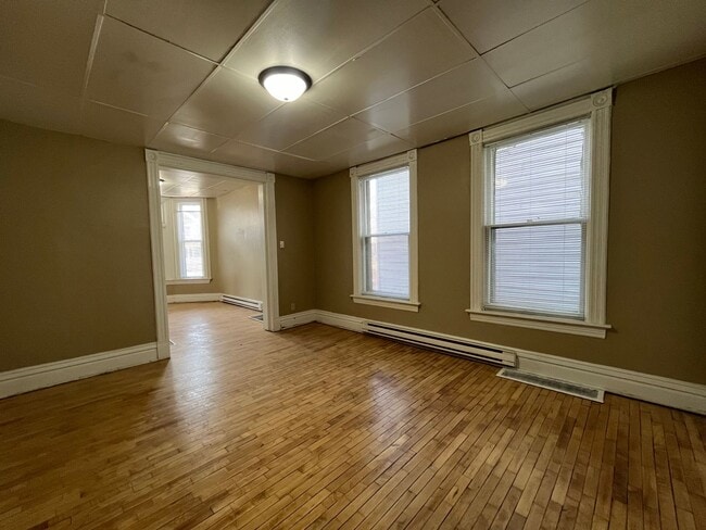 Building Photo - 904-906 Burr St Unit 906-1