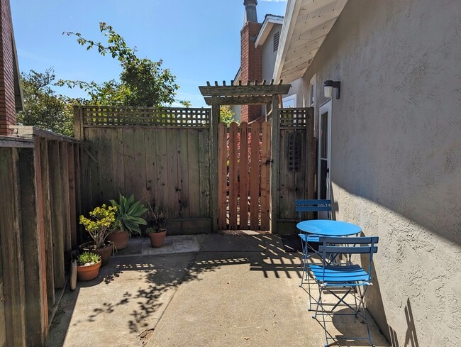 Private patio and entrance - 26 Saddle Brook Ct Unit In law apartment