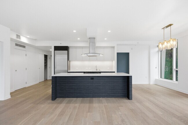 Photo - 1688 Pine St