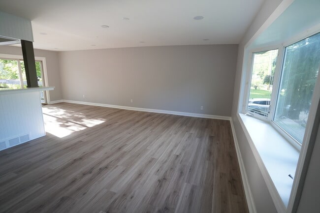 Photo - 1501 N Freund Ave