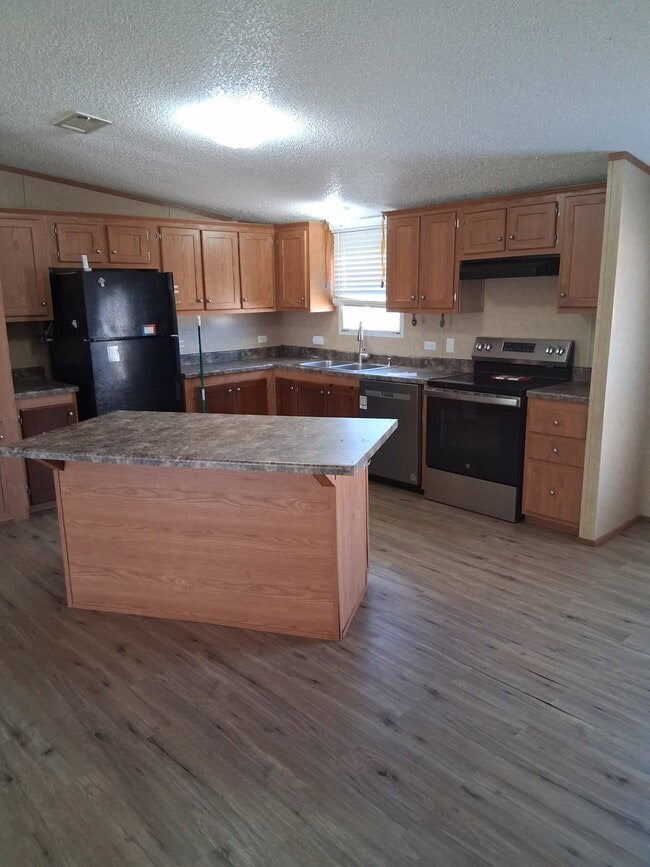 Building Photo - 4 bed 2 bath Rental Home