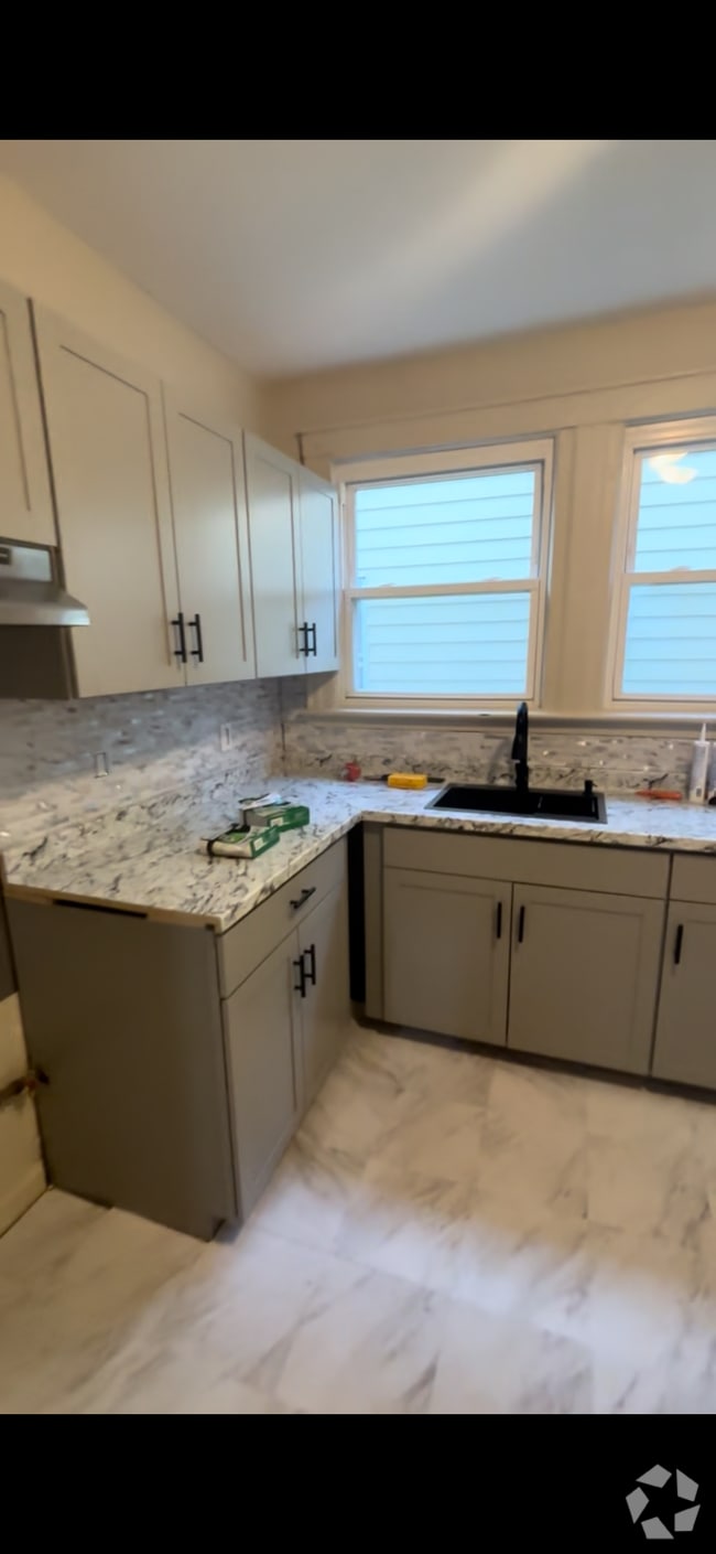 Building Photo - 889 S 20th St Unit Newly renovated apartment