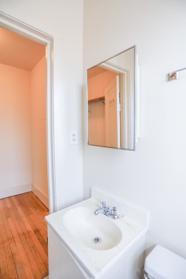 Photo - 1100 W Roscoe St Unit 35