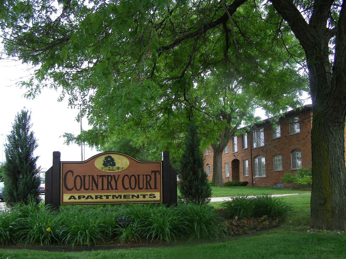 Country Court - Country Court Apartments