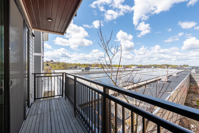 3BR, 2BA - 1134 PIES CUADRADOS - 26 Hichborn