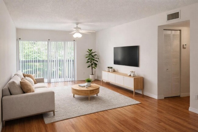 Photo - 721 N Pine Island Rd Unidad 207