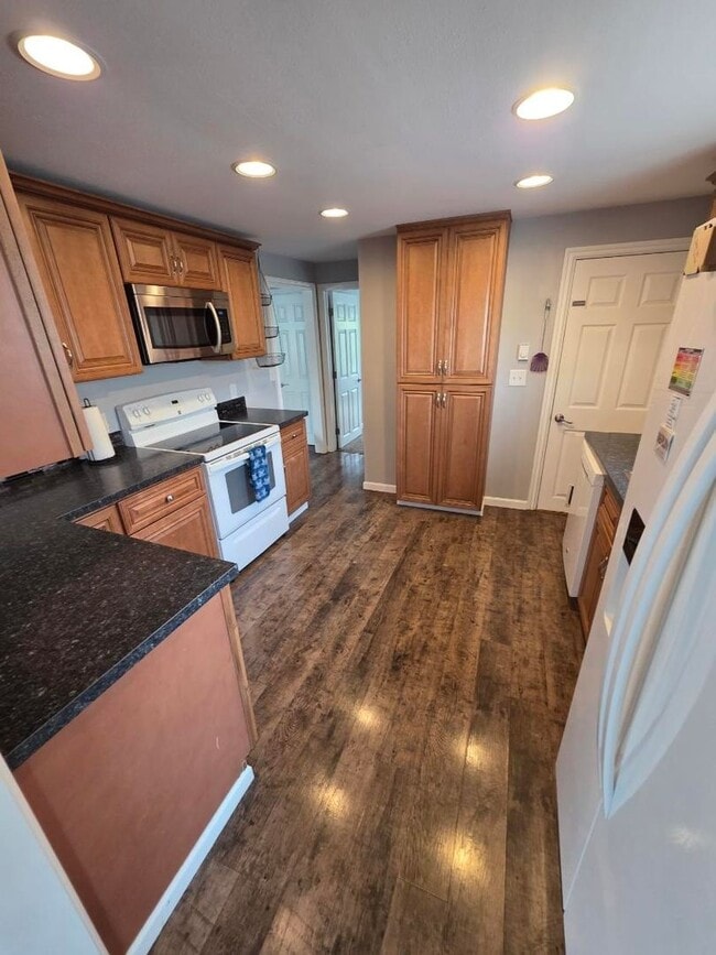 Photo - 417 Simpson Ave