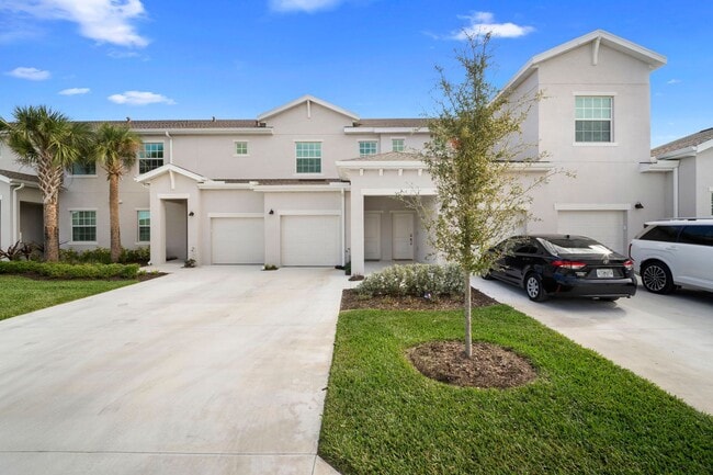 Building Photo - Spacious 2 bedrooms and two bath condo with golf course view in Lehigh Acres