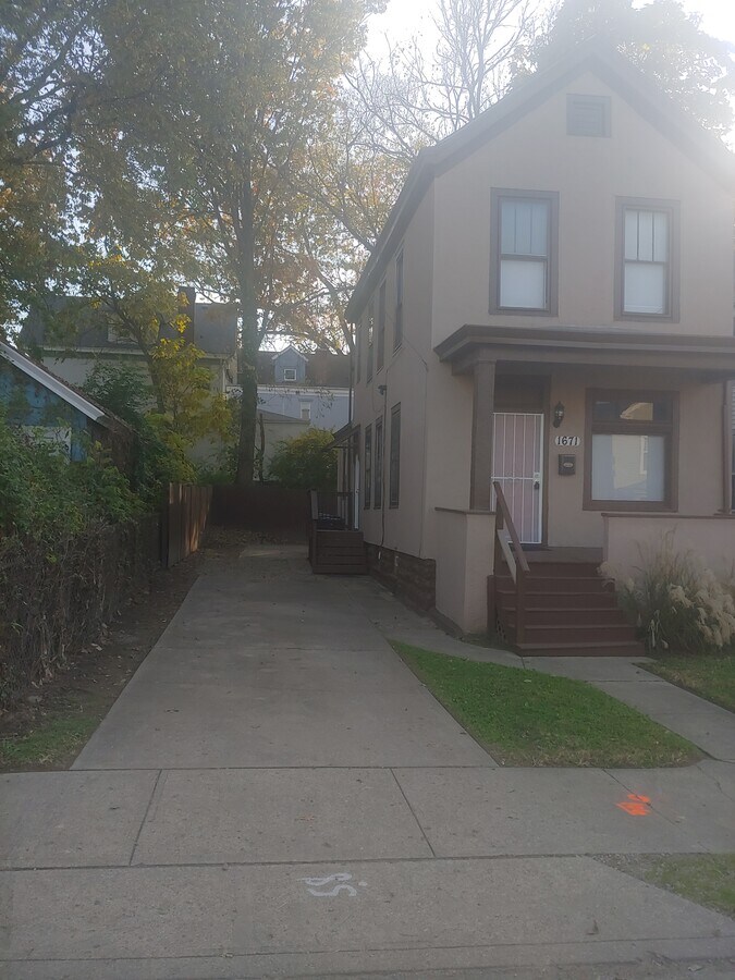 Off street parking for up to 4 cars - 1671 Jonathan Ave House