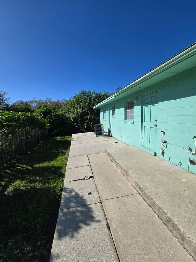 Building Photo - SPACIOUS 2 BEDROOM 1 BATH DUPLEX LOCATED I...