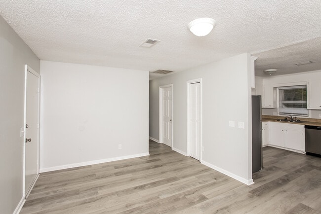 Photo - 524 Parlock Rd