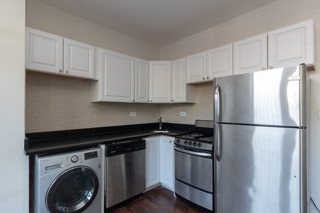 Photo - 3345 N Marshfield Unidad 301