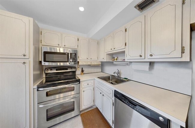 Photo - 3000 N Palm Aire Dr Unit 302