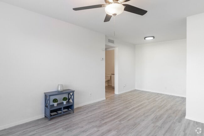 1BR, 1BA - 500SF