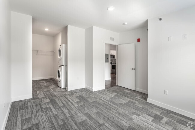 2 BR, 1 BA - Highland - 915 SF