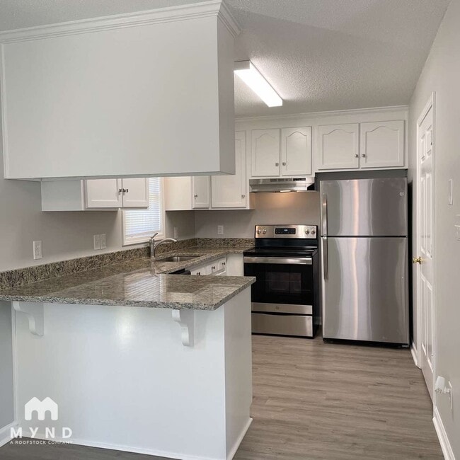 Photo - 827 Millon St