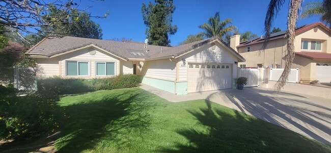 Building Photo - REALLY Cute 4 BR in The Vineyard with RV Parking - 11,000sf Lot + Designer Touches