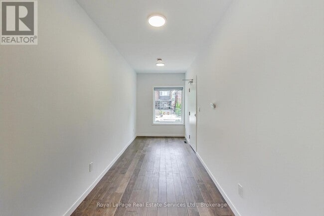 Photo - 846 Carlaw Ave