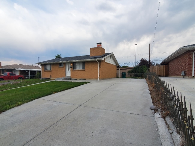Building Photo - 7641 Elmwood Ln Rental