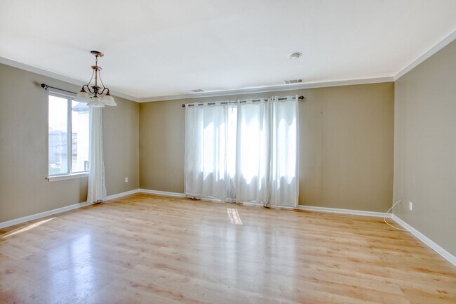 Photo - Lovely 2 bed 1.5 bat Condo is quiet Stamford Neighborhood Unit 2