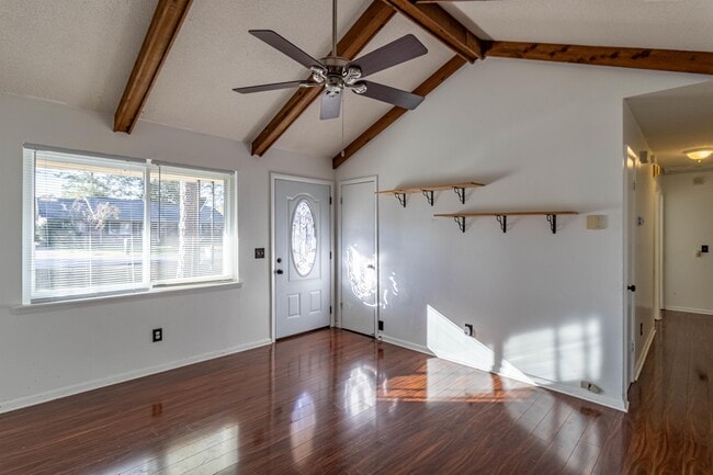 Photo - 633 Slade St