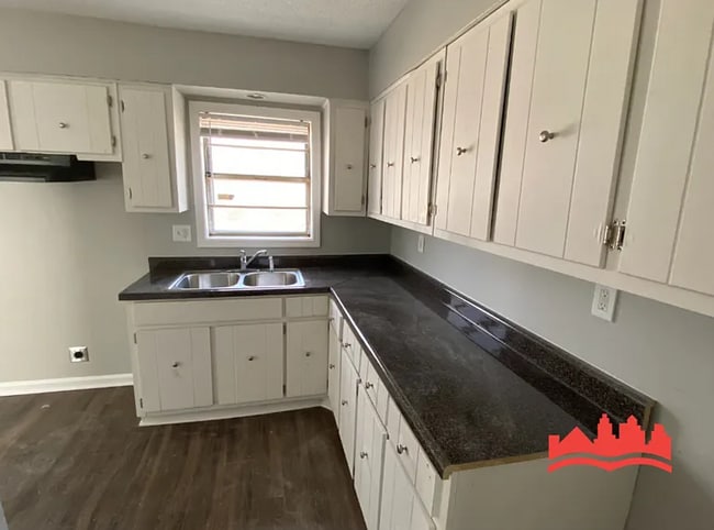 Photo - 874 Castlewood Ave