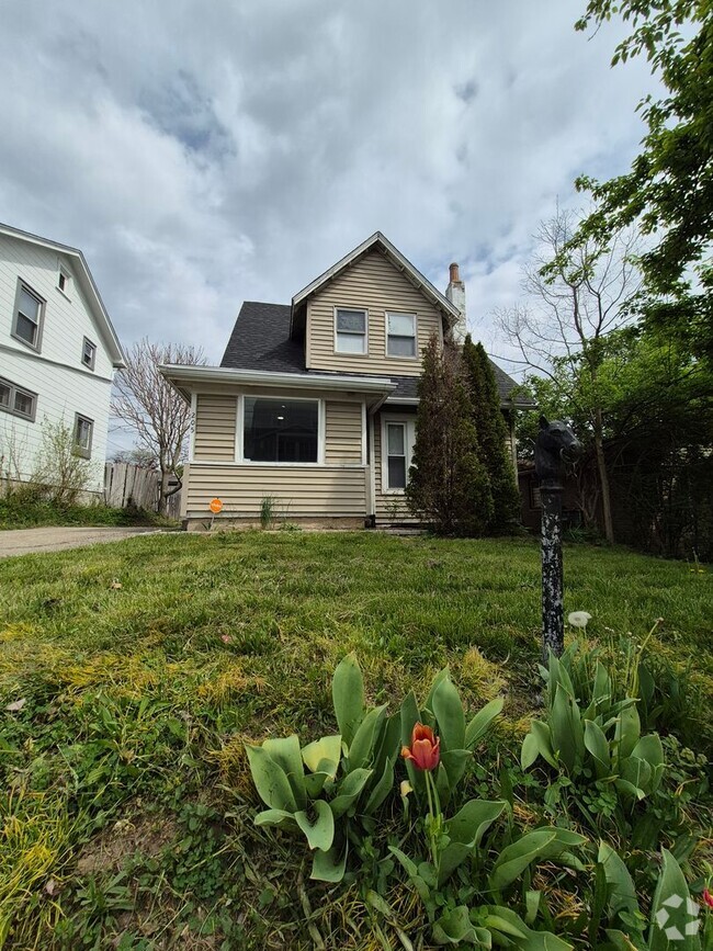 Building Photo - Get this adorable 3-bedroom 2 full bath ho... Rental