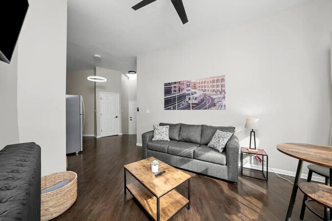 Building Photo - 2701 N California Ave Rental