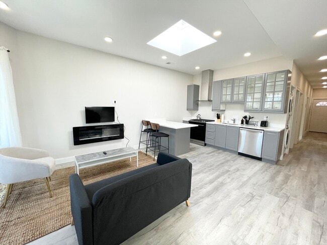 Building Photo - 23 Newport St Unit 3