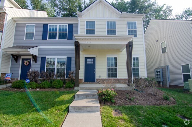 Building Photo - Stunning townhome