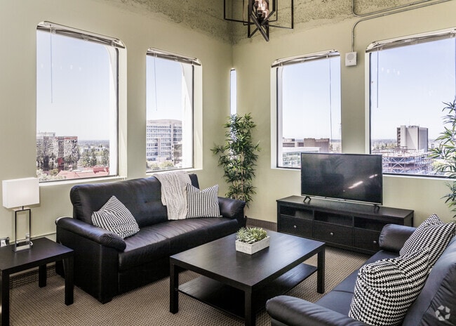 1BR, 1BA - 800 SF