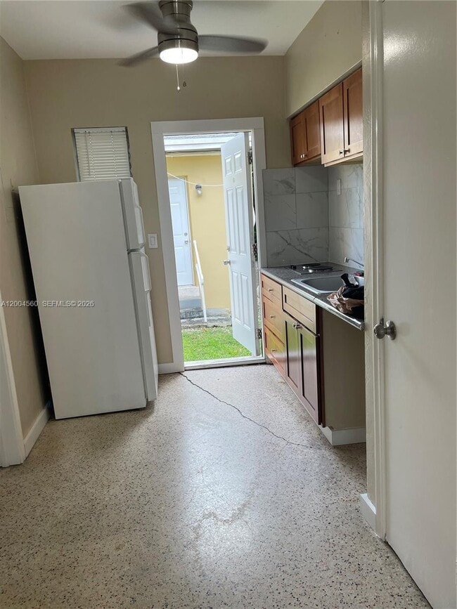 Photo - 940 SW 10th St Unit 4