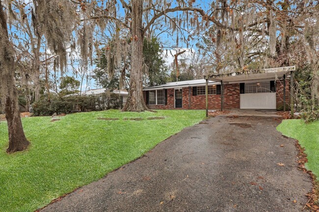 Adorable 3bed 2bath home with a huge yard! - Adorable 3bed 2bath home with a huge yard!