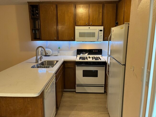 Photo - 18530 Hatteras St Unidad 108