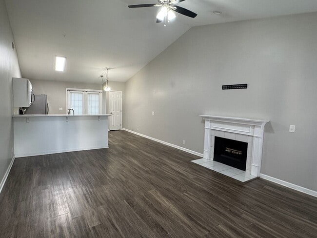 Beautiful 3 bed 2 bath home with open floorplan