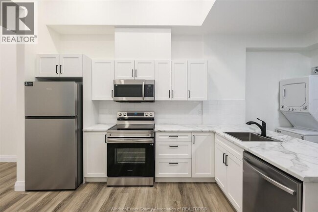 Photo - 1233 University Ave W