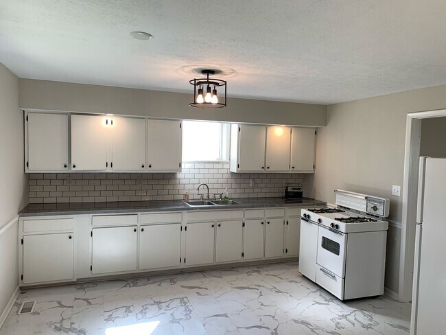 2 Bedroom, 1 Bath newly renovated shot gun in Germantown - 2 Bedroom, 1 Bath newly renovated shot gun in Germantown