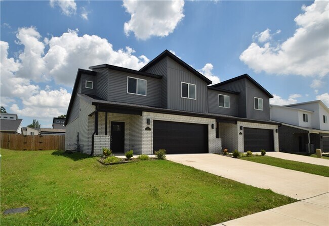 Building Photo - 723 Sun Meadows Loop