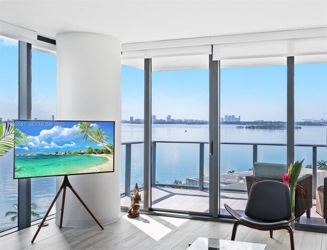 Building Photo - 650 NE 32nd St Unit 707