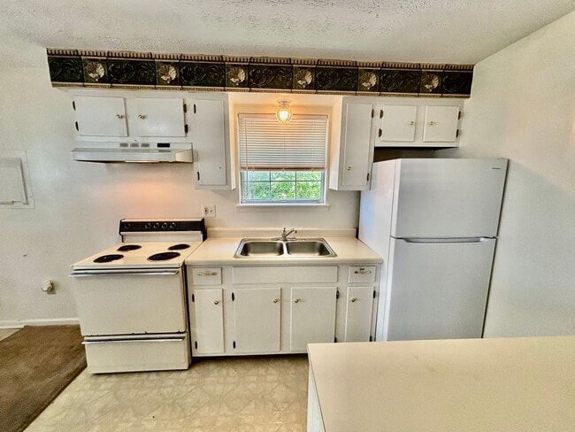 Photo - MOVE IN NOW OCTOBER RENT FREE - 2 Bedroom ...