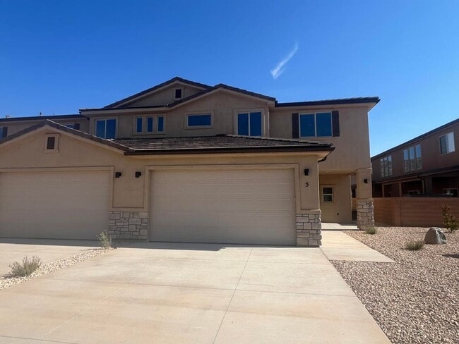 Building Photo - HURRICANE TOWNHOME