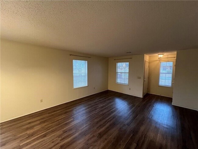 Photo - 323 S 11th Pl