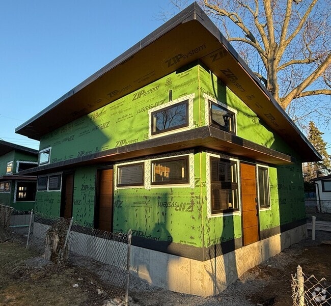 Building Photo - 86 Winspear Unit Apt 1-4