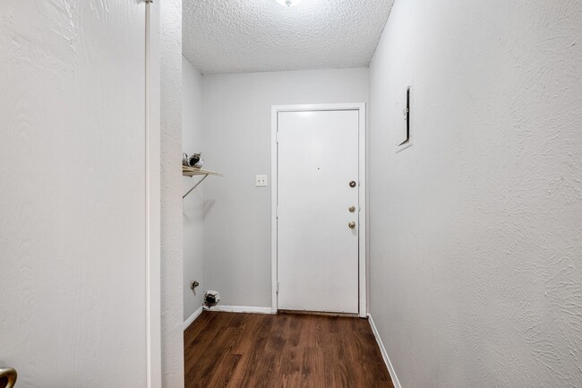 Photo - 3 Bedroom, 2 Bath Duplex in Round Rock with 1 Car Garage