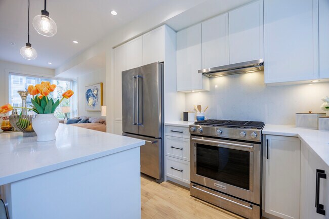 Photo - 19935 75A Av